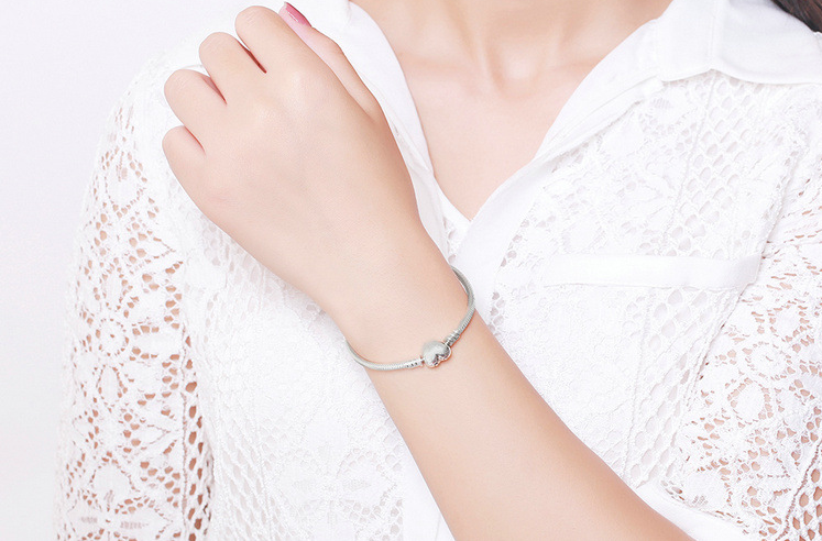Heart-Shaped Bracelet with Unique Clasp Design